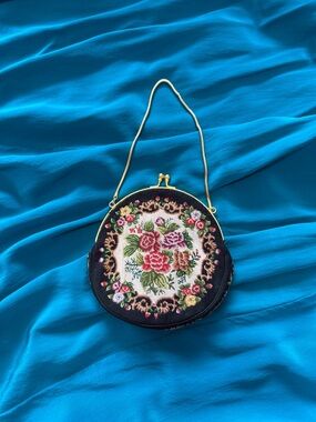 Vintage Floral Embroidered Round Handbag - Black